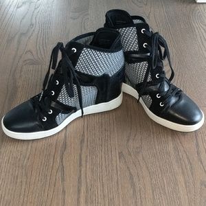 L.A.M.B Gera Wedge sz 10